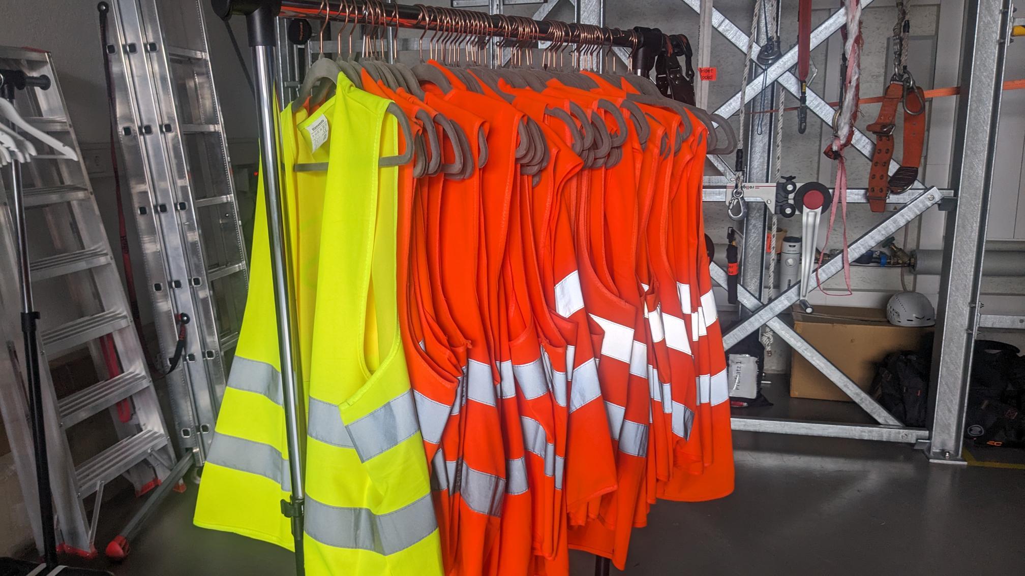 Bild zu 2026 Januar | Warnkleidung