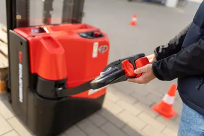 Bild zu  Schriftliche Beauftragung zum Führen von Mitgänger-Flurförderzeugen