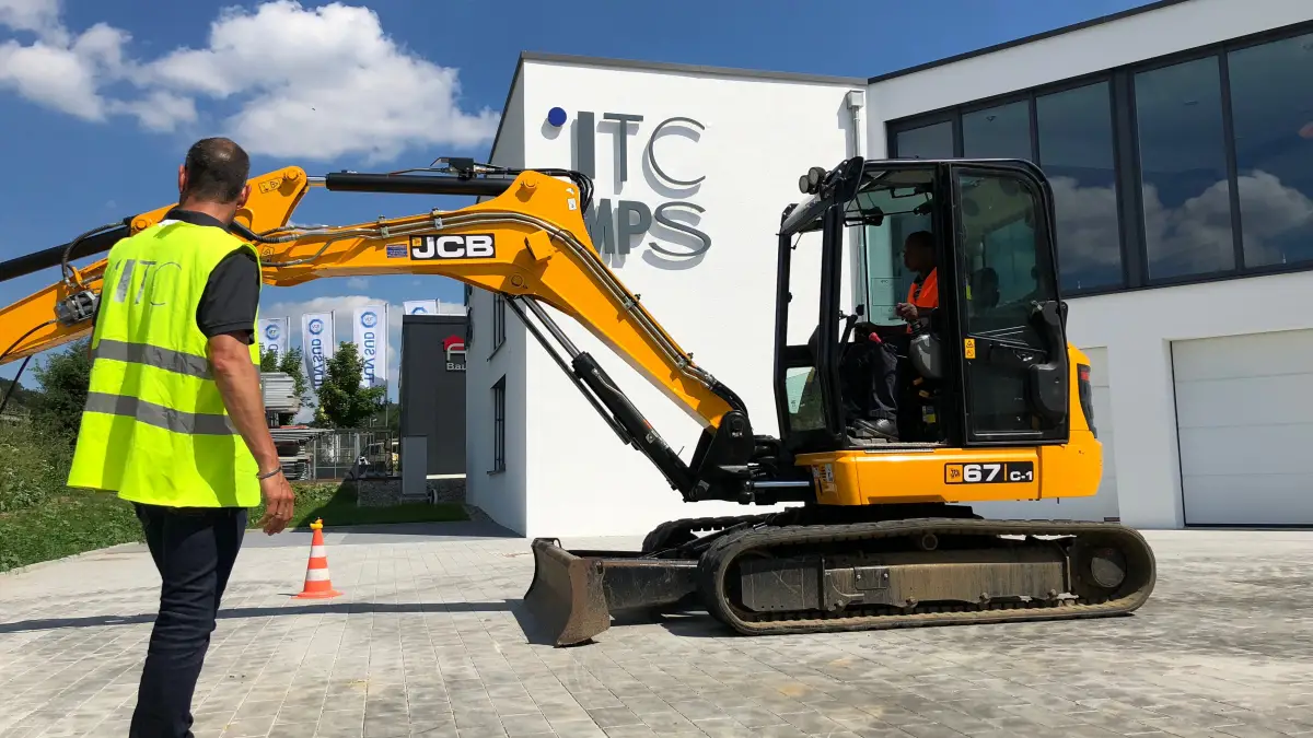 Erdbaumaschinen im Betrieb – ITC Lexikon