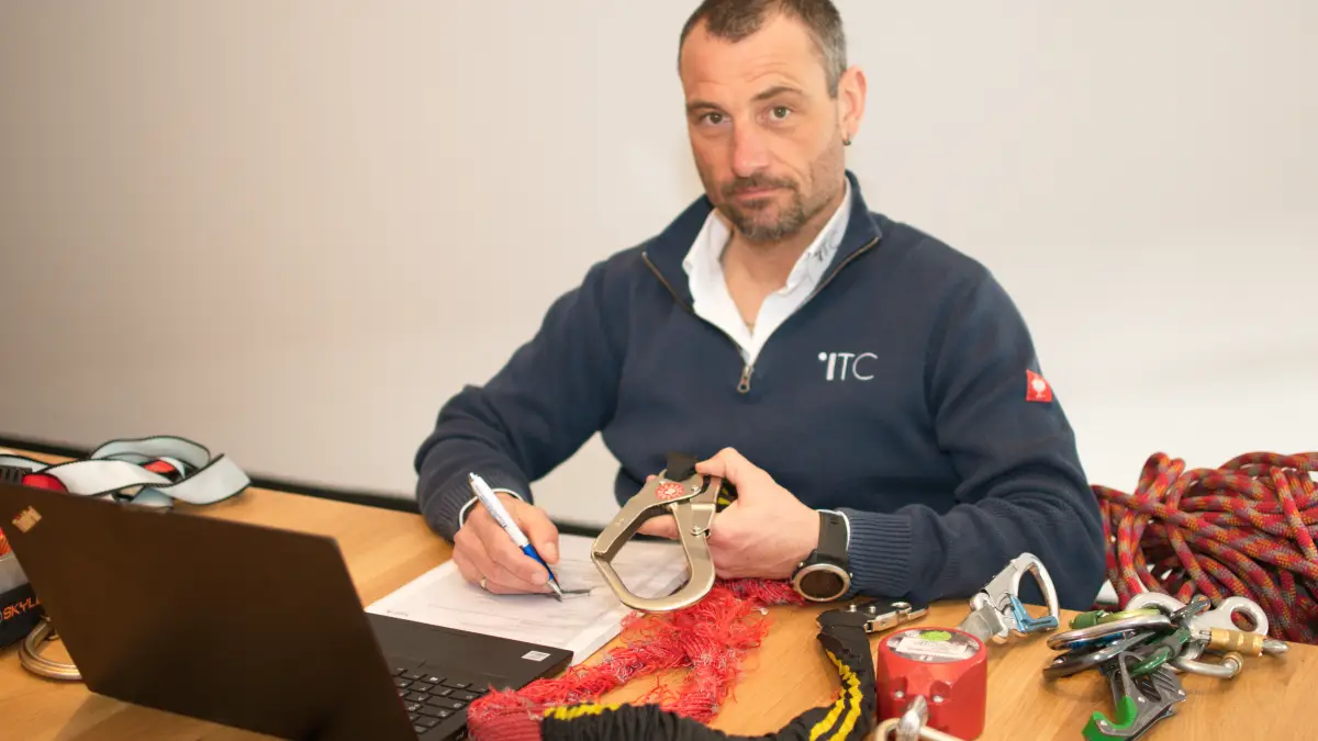 Befähigte Person zur Prüfung von persönlicher Schutzausrüstung gegen Absturz – Befähigte Personen bei ITC Graf